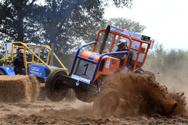 Les tracteurs mordent la poussière pour le championnat de France de tracto cross