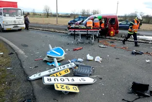 Les deux conducteurs en urgence relative après un accident au croisement de Sériers (Cantal)