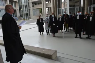 Les magistrats rassemblés devant le tribunal judiciaire de Clermont-Ferrand pour protester contre l'attitude du garde des Sceaux
