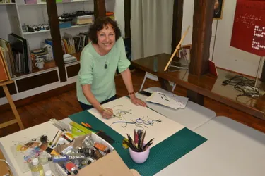 Calligraphe installée en centre-ville d'Ussel, Patricia Dumont Vandepoel propose ateliers et formations