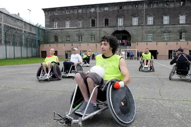 Les détenus de la prison de Riom découvrent le rugby fauteuil avec Adrien Chalmin et Handi’school