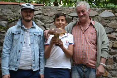 Julien, Many et René fiers de leur cèpe d’1,5 kilo