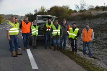 Les chasseurs installent un dispositif anti-collision sur la D533 entre Saint-Eloy-les-Mines et Montaigut (Puy-de-Dôme)