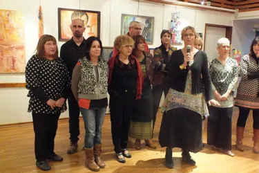 Six artistes exposent leurs peintures et sculptures autour de l’organisatrice, Isabelle Curtil