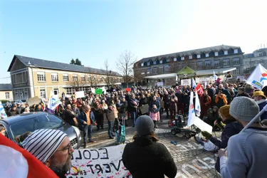 « Notre mot d’ordre c’est zéro fermeture » : plus de 500 élus, enseignants, parents mobilisés ce samedi contre la carte scolaire en Creuse