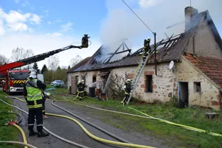 Un père et sa fille sortent de leur maison en feu à Deneuille-les-Mines (Allier)