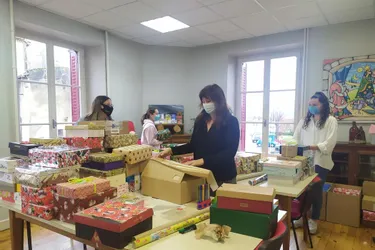 185 coffrets cadeaux confectionnés pour les « Boîtes de Noël » à Lezoux (Puy-de-Dôme)