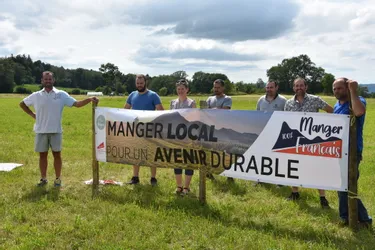 Les agriculteurs du Puy-de-Dôme installent des banderoles au bord des routes pour promouvoir les productions locales