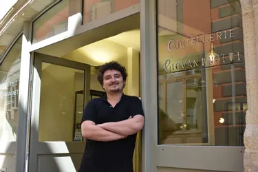 Le coutelier Adrien Giovaninetti ouvre une boutique de coutellerie pour l'été en centre-ville de Thiers