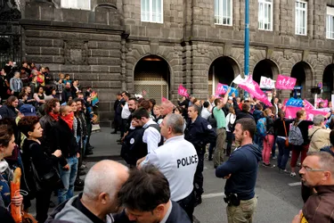 Rassemblement anti GPA à Clermont-Ferrand : ambiance tendue devant la préfecture