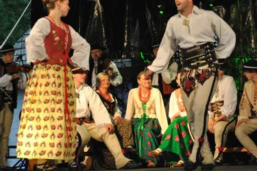 Un groupe folklorique polonais en représentation