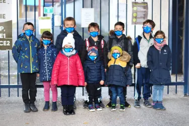 310 masques offerts aux écoliers du groupe scolaire Henri-Pourrat d'Ambert par la Peep