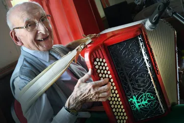 À bientôt 100 ans, ce passionné d’accordéon donne un concert une fois par mois dans sa maison de retraite à Aurillac