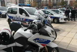 Une centaine de policiers manifestent à Clermont-Ferrand