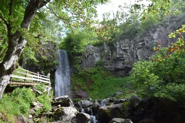La cascade du saut de la truite invite à découvrir les autres chutes d'eau de la vallée de Brezons (Cantal)