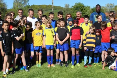 Broke James et Judicaël Cancoriet jouent avec les jeunes rugbymen de Châtel