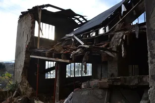 Un bâtiment désaffecté s'effondre à Thiers