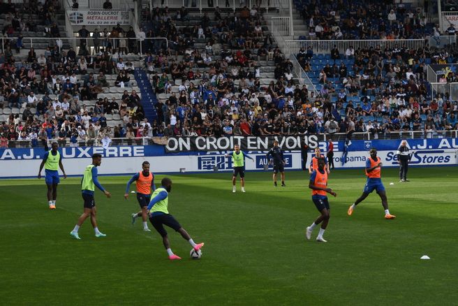Les Supporters Auxerrois Mettent Le Feu Au Dernier Entra nement De L 