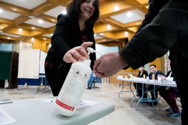 Stylos individuels, gel hydroalcoolique, gants... Comment les bureaux de vote de Montluçon s'adaptent à l'épidémie de coronavirus ?