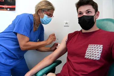 La vaccination prend un coup de jeune dans le Puy-de-Dôme : « Plus on sera nombreux à l’être, plus vite on sortira de la crise »