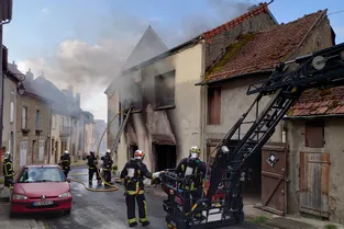Une maison totalement détruite par un incendie dans le centre bourg de Souvigny (Allier)