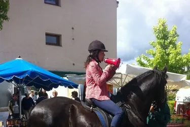 Une crieuse publique à cheval