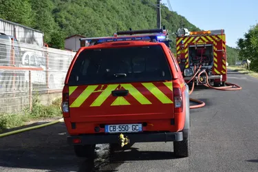 Un incendie détruit dix ballots de foin et une partie de la toiture à Laveissenet (Cantal)