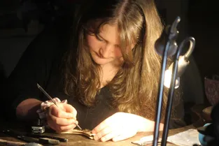 Ellia Jouveaux maîtrise la coutellerie et l'art du scrimshaw à Courpière (Puy-de-Dôme)