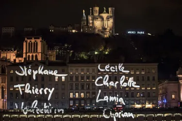 "C'est dur mais c'est beau": l'hommage lumière des Lyonnais aux 130 victimes des attentats
