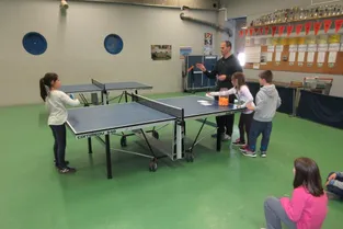 Des élèves évalués en tennis de table à la Maison des sports