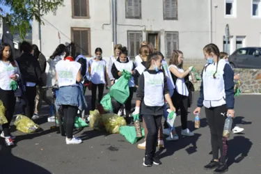 40 kilos de déchets et 6 litres de mégots ramassés par les lycéens en centre-ville d'Ambert (Puy-de-Dôme)