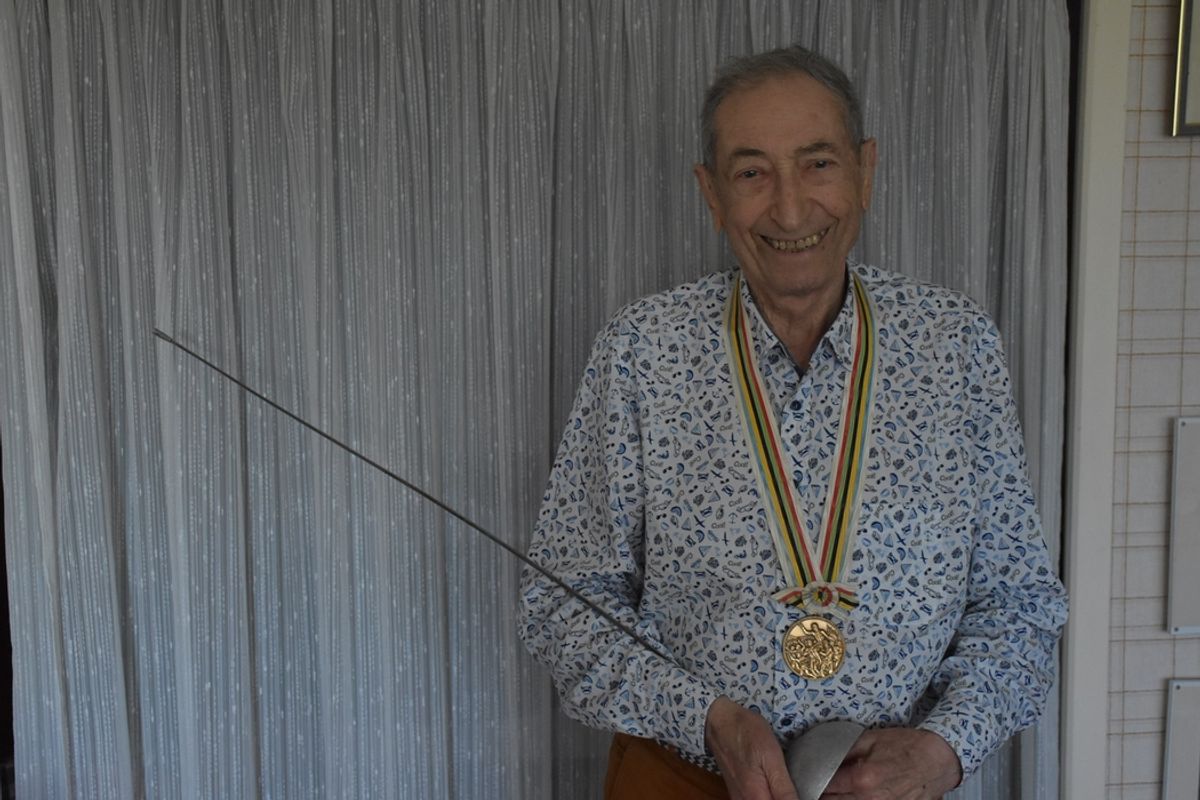 Ancien insigne épingle d'arme de poing sport de tir France avec dos