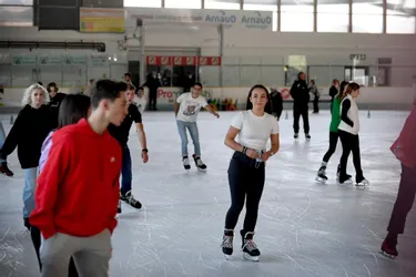 Après onze mois de fermeture, la patinoire de Clermont-Ferrand retrouve son public