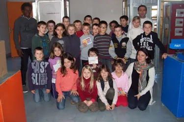 Les enfants visitent « La fabrique de la paix »