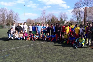 Des étudiants organisaient, ce matin à Clermont-Ferrand (Puy-de-Dôme), un tournoi de foot au profit des jeunes isolés étrangers
