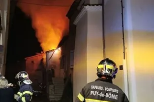 Une maison du bourg de Saint-Rémy-de-Chargnat (Puy-de-Dôme) ravagée par les flammes