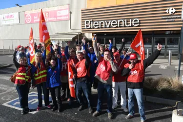 Carrefour Moulins bloqué par des salariés en grève contre un plan social national