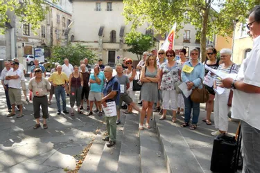 60 personnes manifestent leur soutien au peuple grec
