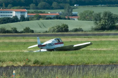 Un avion léger s'écrase sur la piste de l'aéroport d'Aulnat (Puy-de-Dôme) peu après avoir décollé : le pilote grièvement blessé