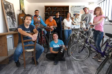 A Yzeure, Cyclo Recyclo sauve de la casse les vieilles bicyclettes et les revend comme neuves à bas prix
