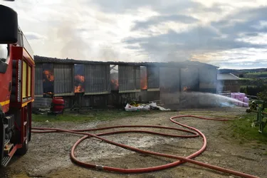Un incendie détruit un bâtiment agricole de 800 m² à Chaliers (Cantal)