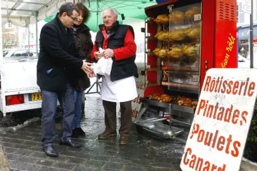 Marcel Caburet fait rôtir des poulets depuis 40 ans