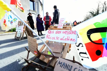 Barrage filtrant du centre de distribution du courrier en Creuse : "Le but est de bloquer l'économie"