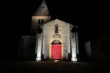 L’église en pleine lumière même la nuit