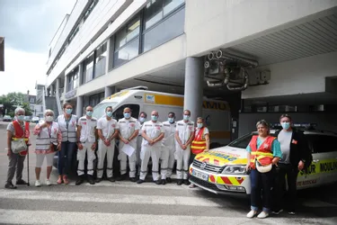 Les ambulanciers Smur ont manifesté devant l'hôpital de Moulins-Yzeure (Allier) pour une reconnaissance de leur métier