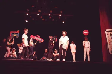 Les écoliers de Michelet-Berthelot sur scène