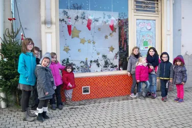 Les enfants décorent une vitrine dans le bourg