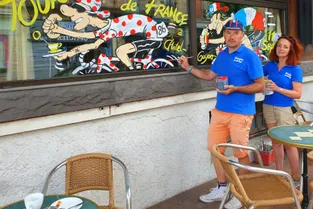 À Châtel-Guyon, deux passionnés de cyclisme ont décoré les façades des commerces aux couleurs du Tour de France