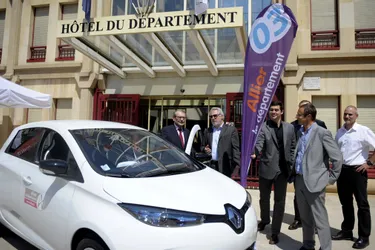 Le conseil départemental acquiert trois nouvelles voitures électriques
