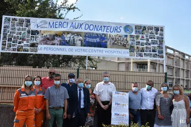 Le centre hospitalier d'Issoire (Puy-de-Dôme) remercie ses donateurs avec une banderole